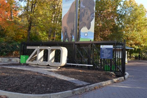 The entrance to the National Zoo welcomes guests. 