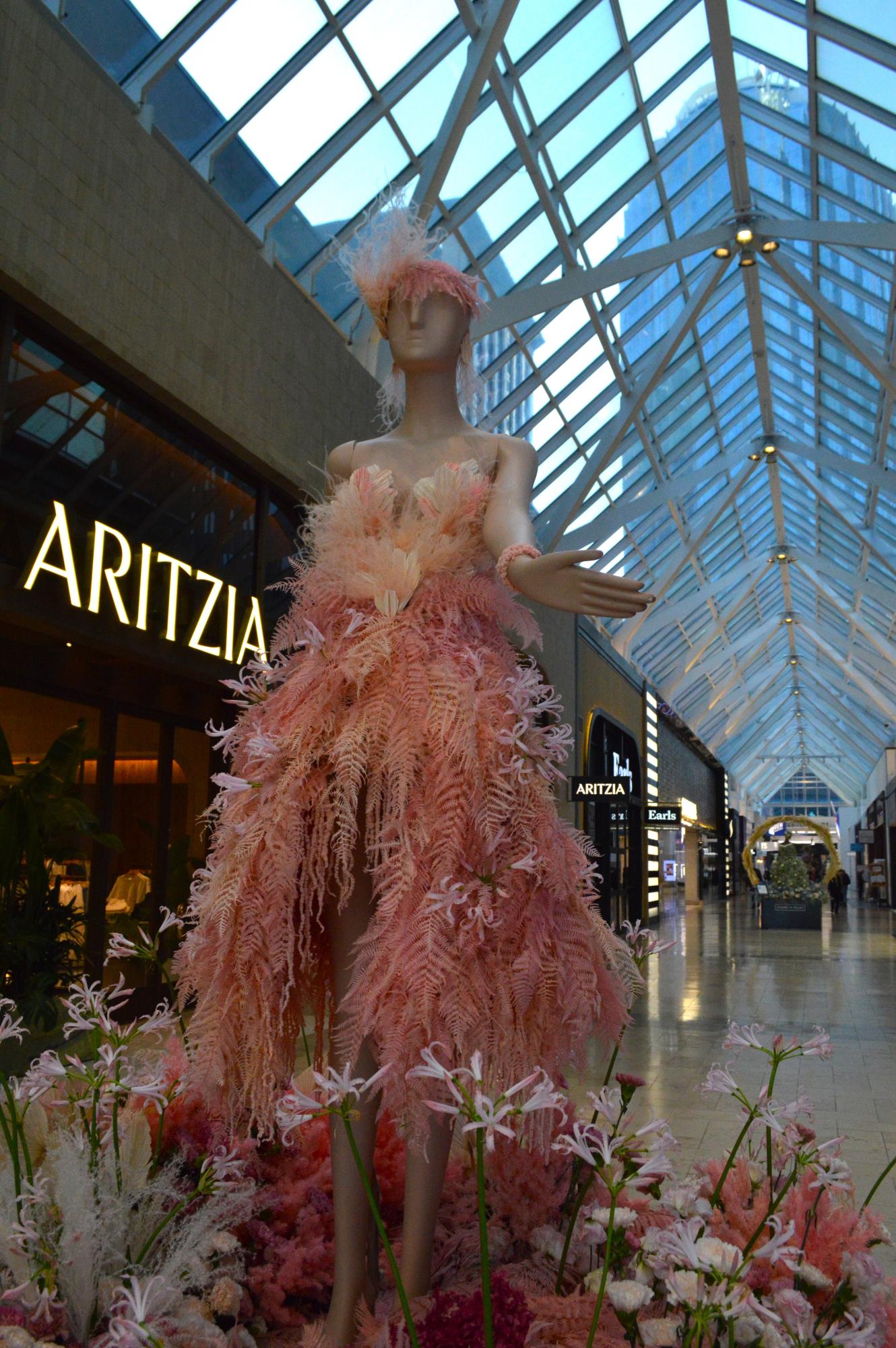 Fleurs de Villes VOYAGE showcases 16 unique floral mannequins inspired by the unique cultures of these locations. Popular travel spots including Italy, China, Ireland, Argentina and Portugal were inspirational muses for the floral mannequins.